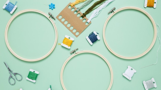 Kolaż nici i tamborków